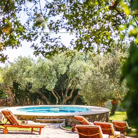 Garden Oasis Pool Čilipi