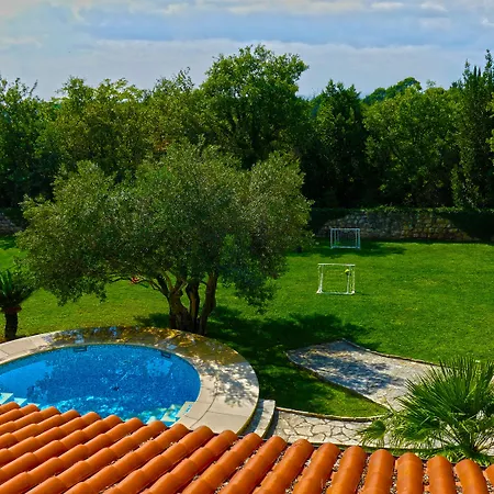 Garden Oasis Pool *
