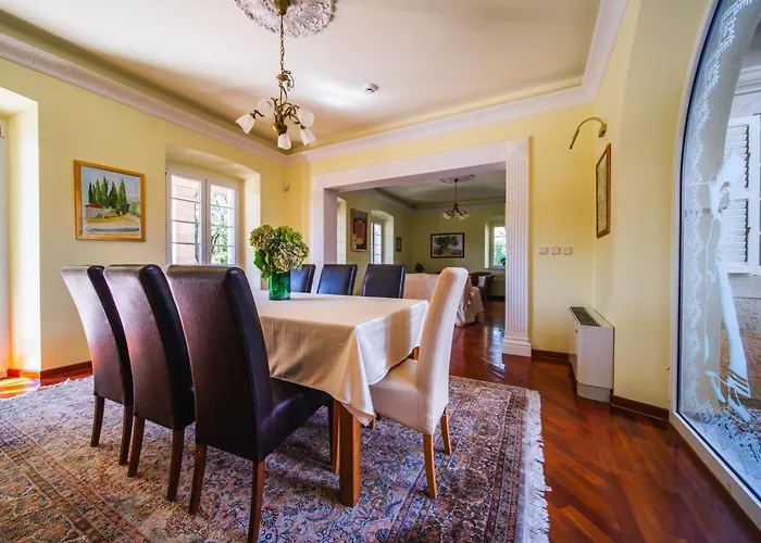 Garden Oasis Pool Villa *