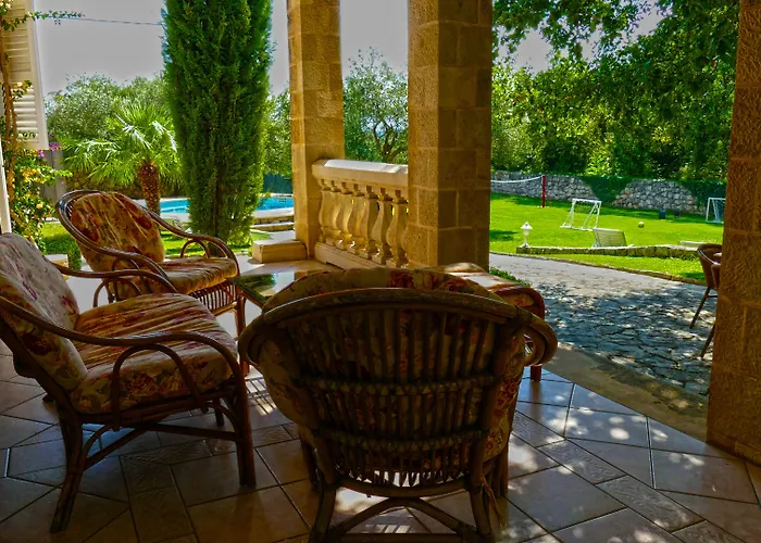 Garden Oasis Pool Čilipi