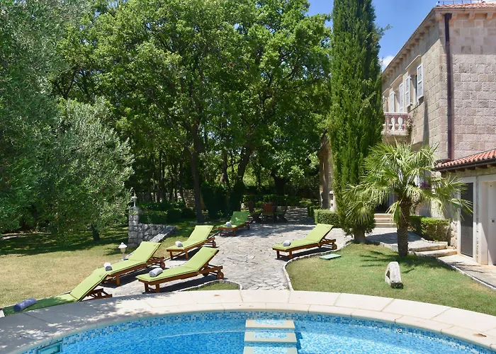 Garden Oasis Pool Villa *