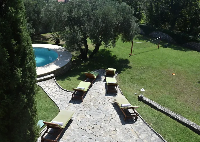 Garden Oasis Pool Villa *