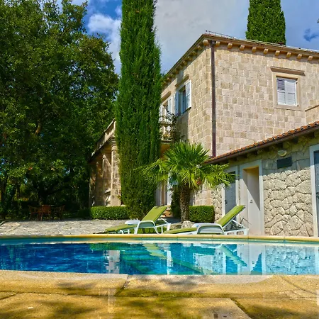 Garden Oasis Pool Villa *