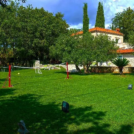 Garden Oasis Pool Čilipi