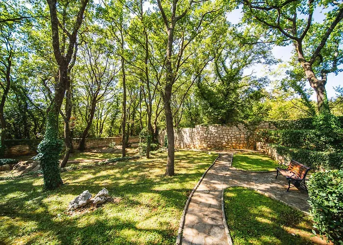 Garden Oasis Pool Čilipi