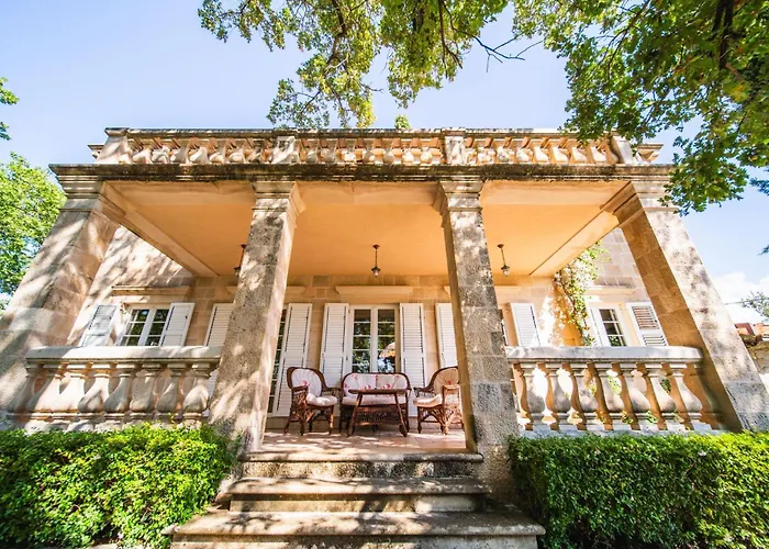 Garden Oasis Pool Villa *